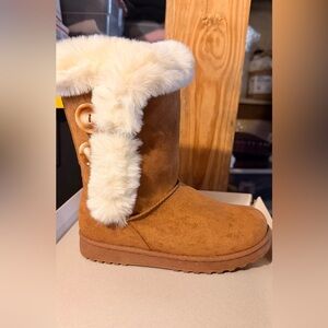 SO Chestnut Winter Boots with White Fur Trim New in Box